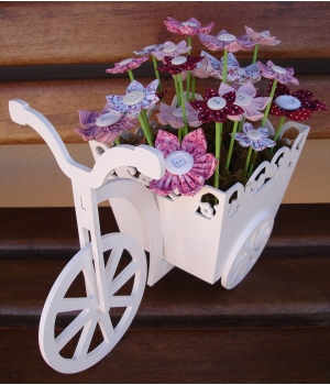 Велосипед с цветочной корзиной